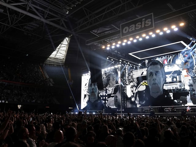 Un hombre murió al caer de una tribuna durante un show de Oasis. Foto AP