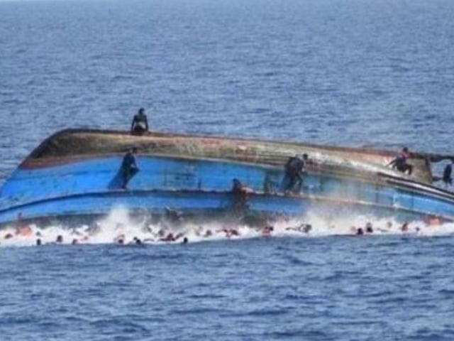 Migrantes africanos murieron al volcar un barco frente a la costa de Yemen.