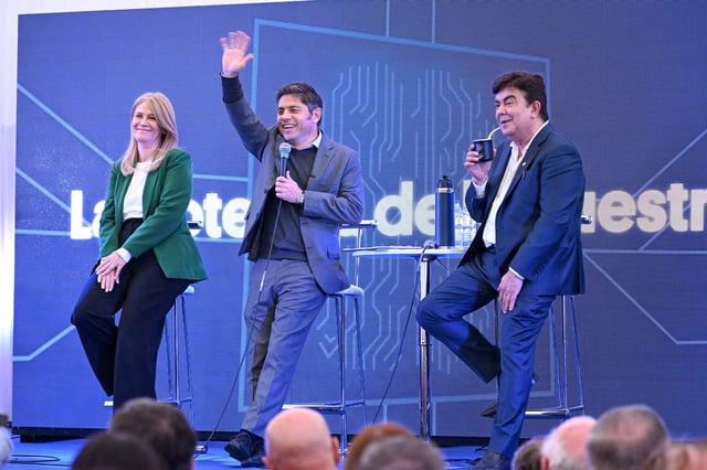 Kicillof, rodeado de Magario y Espinoza, ambos posibles candidatos testimoniales