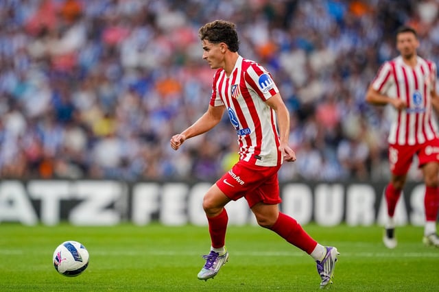 Julián Álvarez conduce la pelota en el amistoso que Atlético de Madrid perdió ante Porto.