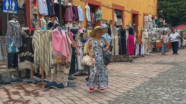 Pese a la constante llegada de visitantes, comerciantes del centro de Bernal enfrentan ventas bajas, rentas elevadas y falta de apoyos que les permitan mantener sus negocios