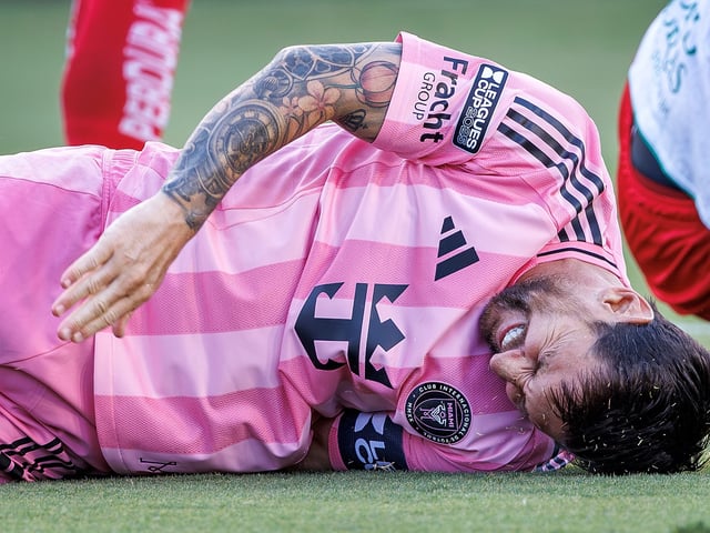 Messi y todo el dolor del mundo por la molestia muscular. Foto: EFE. 