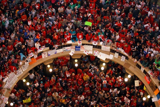 Una protesta contra la iniciativa de ley del gobernador de Wisconsin, Scott Walker, para eliminar los derechos de negociaciones colectivas para muchos de los trabajadores del estado, el 17 de febrero de 2011, en Madison, Wisconsin. (AP Foto/Andy Manis, Archivo)