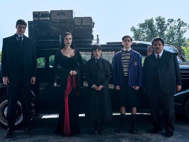 Catherine Zeta-Jones vuelve a Merlina como Morticia Addams. Foto: Netflix