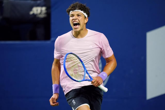 El estadounidense Ben Shelton celebra tras vencer al italiano Flavio Cobolli en el Abierto de Toronto el domingo 3 de agosto del 2025. (Frank Gunn/The Canadian Press via AP)
