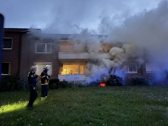 Dichter Rauch dringt aus dem Keller eines Hauses an der Schöneberger Straße in Rahlstedt.