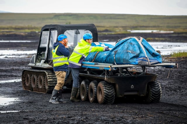 Le pilote Padraic Doherty, assisté par Jacob Hamilton, stagiaire, prépare le lancement d'un cerf-volant qui produit de l'électricité, à Bangor Erris, en Irlande, le 18 juillet 2025