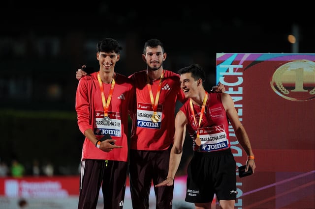 Llopis, en el centro, en el podio final de los 110 metros vallas del Campeonato de España