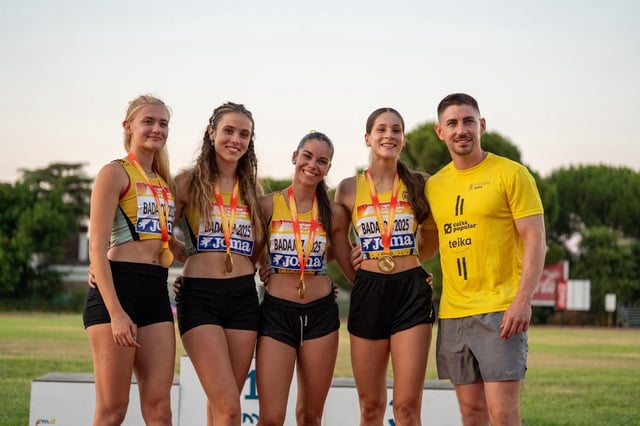 Las relevistas del CA Safor Teika con el entrenador, tras el Nacional sub23