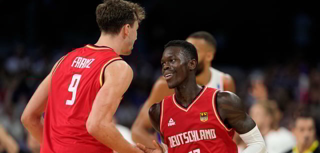 Basketball-Weltmeister Dennis Schröder (r.)