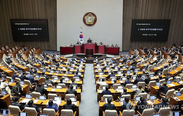 National Assembly Speaker Woo Won-shik tables the amendment to the Broadcasting Act at a plenary session in Seoul on Aug. 4, 2025. (Yonhap)