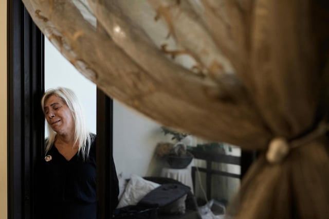 Chouchan Yeghiyan, madre de Jessica Bezdjian, quien murió en la enorme explosión de 2020 en el puerto de Beirut, llora durante una entrevista con The Associated Press en su casa en Bsalim, Líbano, el sábado 2 de agosto de 2025. (AP Foto/Hassan Ammar)