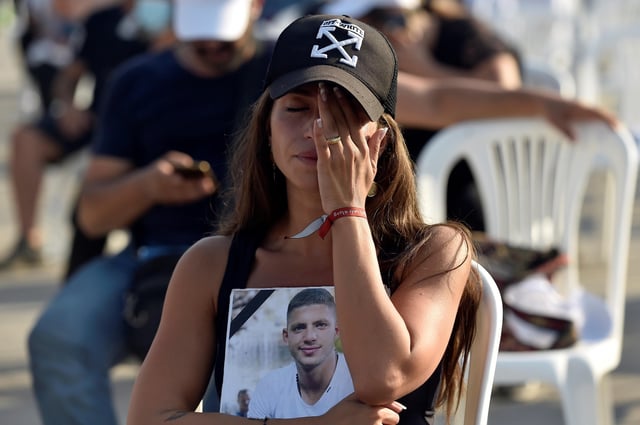 Una mujer sostiene la fotografía de una víctima en una misa celebrada este miércoles en Beirut.
