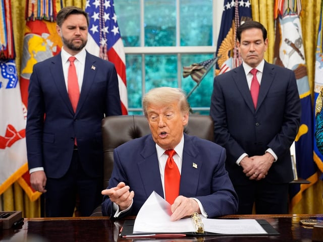 US-Präsident Donald Trump und sein Vize Vance bei einem Treffen mit ausländischen Staatsgästen im Oval Office im Juni 2025. 
