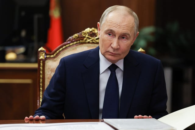 DIESES FOTO WIRD VON DER RUSSISCHEN STAATSAGENTUR TASS ZUR VERFÜGUNG GESTELLT. [RUSSIA, MOSCOW - DECEMBER 3, 2024: Russia's President Vladimir Putin during a meeting with State Secretary of the Union State of Russia and Belarus Dmitry Mezentsev at the Moscow Kremlin. Vyacheslav Prokofyev/Russian President Press Office/TASS]