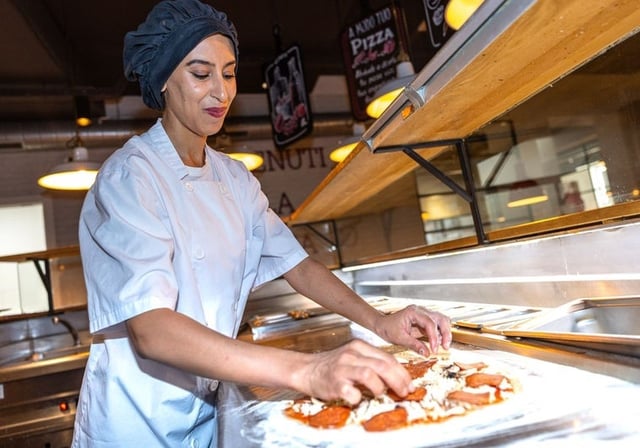 Atika ha encontrado trabajo de cocinera en el Ginos de Toledo con Incorpora