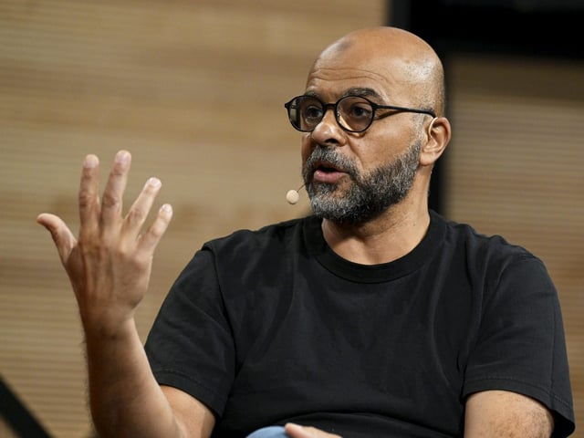 Mo Gawdat warns that AI will soon replace white-collar workers, including developers, podcasters, and CEOs.