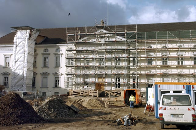 Schloss Bellevue während der letzten Sanierung im Jahr 2005
