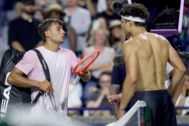 Noche acalorada de tenis en Toronto: el italiano Flavio Cobolli y el estadounidense Ben Shelton tuvieron un cruce tras el partido ganado por el norteamericano