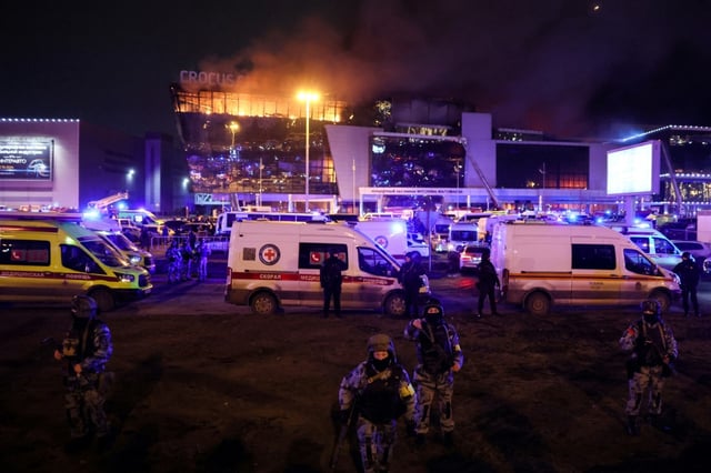 Des agents des forces de l'ordre sont déployés à l'extérieur de la salle de concert Crocus City Hall en feu, à la suite de la fusillade qui s'est produite à Krasnogorsk, près de Moscou, le 22 mars 2024