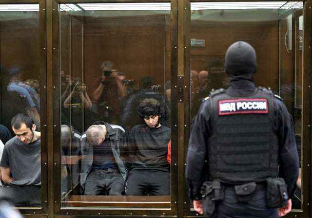 Un groupe de prévenus accusés d'avoir participé à l'attaque à main armée perpétrée en 2024 dans la salle de concert Crocus City Hall, qui a fait 149 morts, comparaît devant le tribunal de Moscou le 4 août 2025