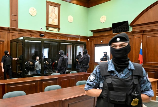 Un groupe de prévenus accusés d'avoir participé à l'attaque à main armée perpétrée en 2024 dans la salle de concert Crocus City Hall, qui a fait 149 morts, comparaît devant le tribunal de Moscou le 4 août 2025
