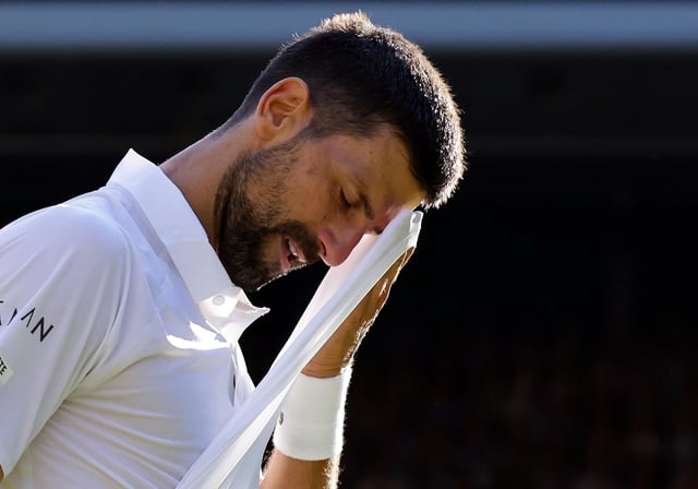 Novak Djokovic se lamenta en Wimbledon.