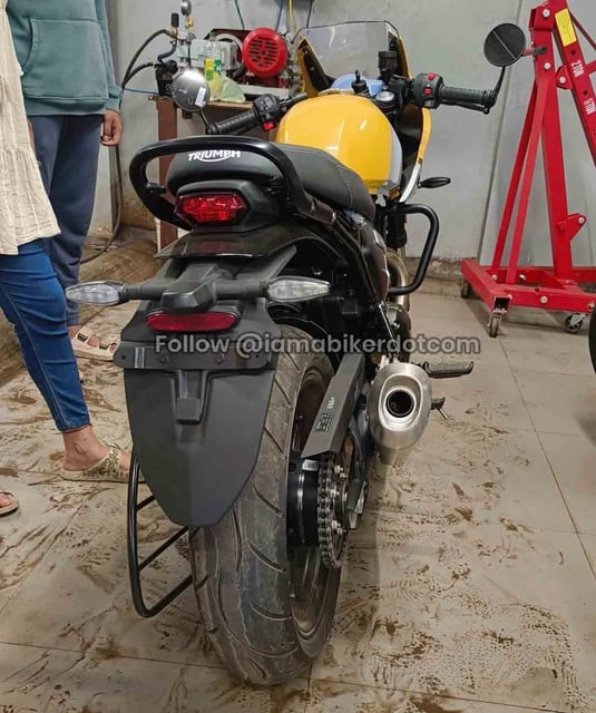 Triumph Thruxton 400 Reach Showrooms