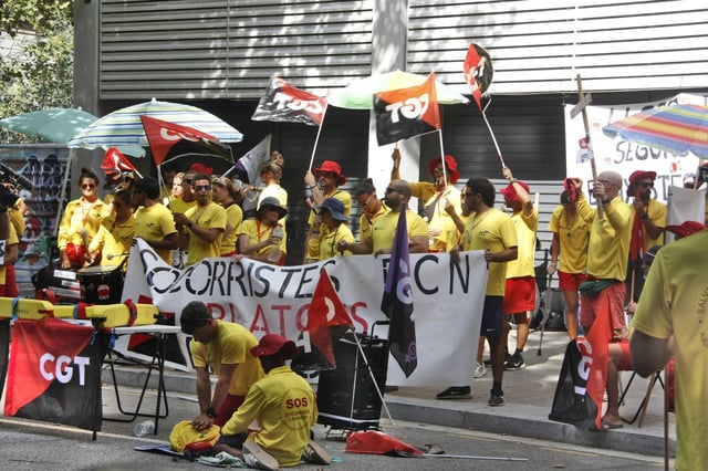 Concentración de socorristas delante de la sede del PSC.