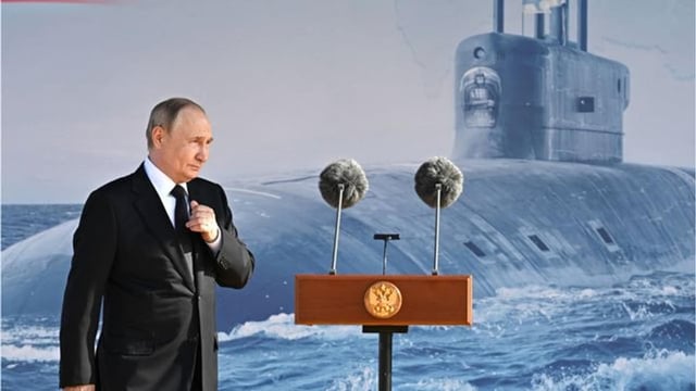 Der ukrainische Militärgeheimdienst hat einen spektakulären Cyberangriff auf das neueste russische Atom-U-Boot „Knyaz Poscharskiy“ gemeldet. Dabei sollen hochsensible Dokumente wie Gefechtsanweisungen, technische Baupläne und Besatzungslisten erbeutet worden sein. Das U-Boot, das erst Ende Juli 2025 offiziell in Dienst gestellt wurde, ist Teil der Borei-A-Klasse und gilt als zentrales Element von Russlands nuklearer Abschreckung. Moskau hüllt sich bislang in Schweigen; eine unabhängige Bestätigung des Vorfalls steht noch aus. Dieser Hack könnte zudem Putins Pläne für die Arktis beeinflussen und sein Vorhaben, auf die dortigen Rohstoffe zuzugreifen, erheblich erschweren.