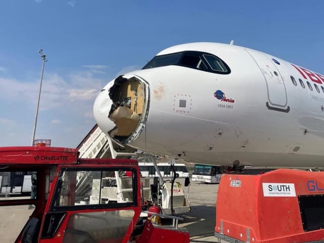 Un Airbus A321 XLR de Iberia sufrió graves daños en su nariz y motor derecho por el impacto de un ave mientras volaba hacia París. El avión que partió del Aeropuerto de Madrid-Barajas tuvo que retornar al mismo de emergencia.