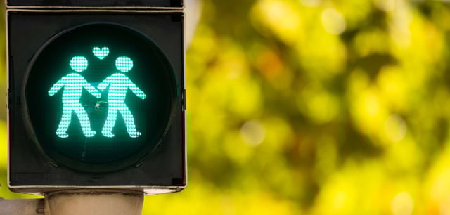 Ein homosexuelles Pärchen mit Herz leuchtet auf einer grünen Ampel