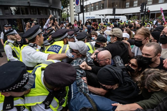 Counter protests descended on the hotel in support of migrants housed in the hotel (Photo: Guy Smallman/Getty Images)