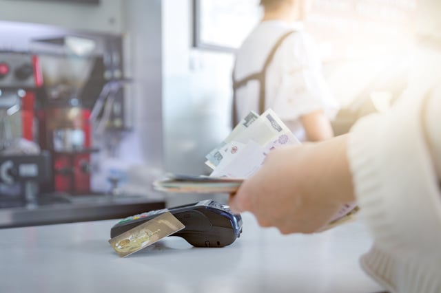 La participación de la tarjeta de débito cayó a un 35,95%