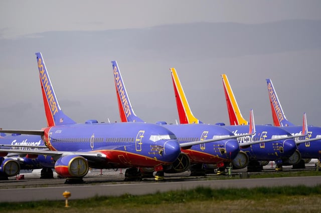 Varios aviones Boeing 737 de Southwest Air en una pista en Everett, Washington el 23 de abril del 2021 (AP foto/Elaine Thompson)