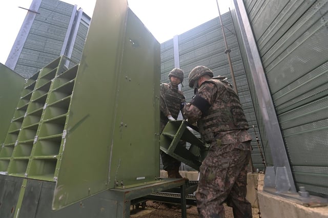 Image fournie par le ministère de la Défense sud-coréen le 4 août 2025 de soldats démontant les haut-parleurs situés à la frontière avec la Corée du Nord