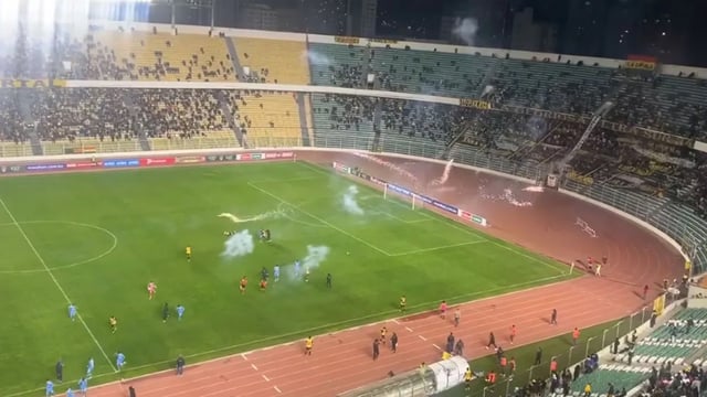 Los barras de un equipo boliviano hirieron a un futbolista tras lanzar bengalas al campo de juego.