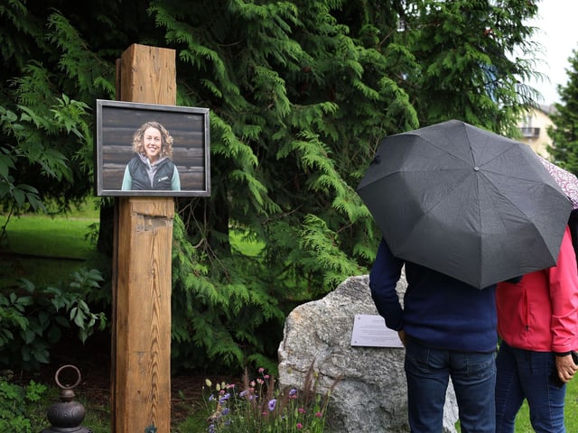 Ein Portrait von Laura Dahlmeier ist an der Gedenkstätte im Kurpark Partenkirchen angebracht