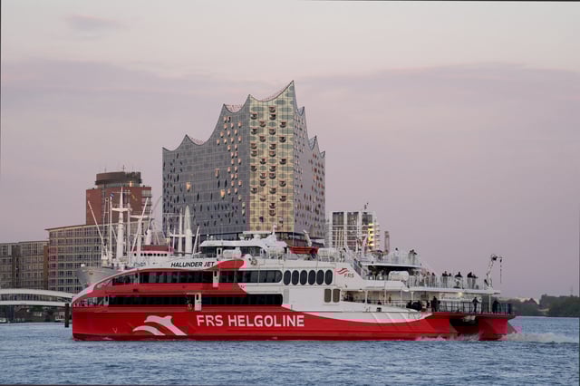 Der HSC „Halunder Jet“ der Reederei FRS Helgoline GmbH im Hamburger Hafen. (Symbolbild)
