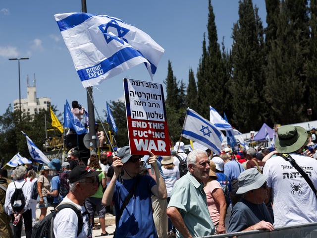 Israelíes se manifiestan a favor de la fiscal general, Gali Baharav-Miara. Foto: Reuters