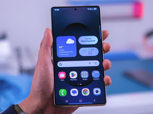 Galaxy S25 Ultra Home Screen in-hand