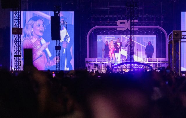 Sabrina Carpenter is joined by Earth, Wind &amp; Fire while performing at the T-Mobile stage on the last day of Lollapalooza in Chicago&#39;s Grant Park, Aug. 3, 2025. (Dominic Di Palermo/Chicago Tribune)