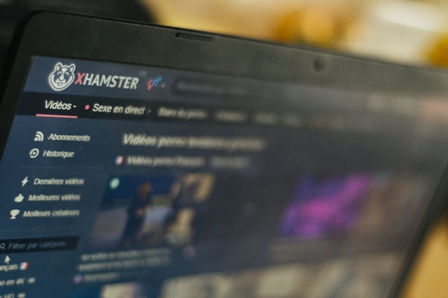 L’Arcom a fait savoir qu’elle avait adressé une lettre d’observation à ces cinq sites pornographiques établis dans l’Union européenne, leur notifiant qu’ils violaient leurs «obligations légales». 