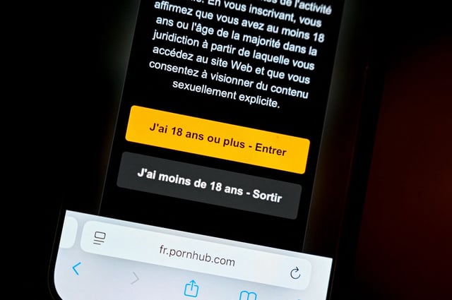 L’Arcom avertit 5 sites pornographiques n’ayant toujours pas mis en place de système de vérification d’âge de leurs utilisateurs, lundi 4 août 2025.