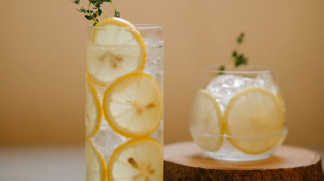 El agua con limón es una bebida refrescante que aporta vitamina C, antioxidantes y mejora la hidratación, además de favorecer la absorción de hierro y la salud de la piel/Foto: Canva