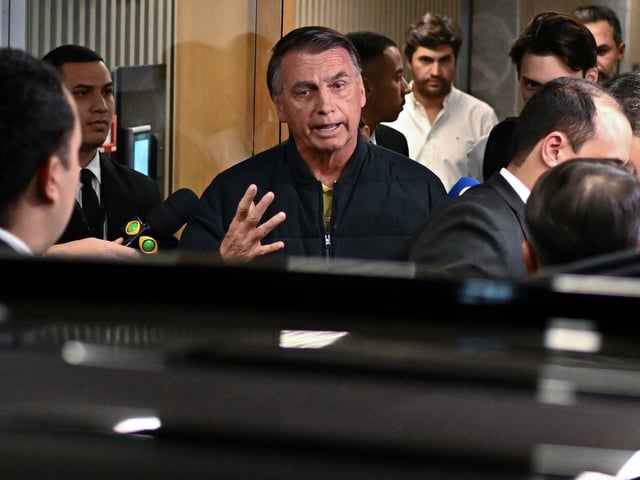 AME5114. BRASILIA (BRASIL), 24/07/2025.- El expresidente de Brasil Jair Bolsonaro sale de la sede del Partido Liberal este jueves, en Brasilia (Brasil). Las restricciones a Bolsonaro fueron ordenadas en el marco de una nueva investigación, que intenta determinar la responsabilidad del líder ultraderechista y su hijo y diputado Eduardo en una campaña para que Estados Unidos sancione a los jueces del Supremo y al propio Brasil. EFE/Andre Borges