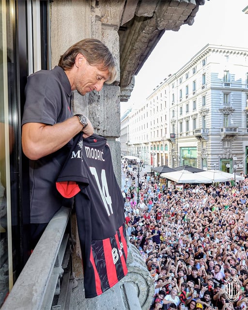 Una gran cantidad de hinchas de Milan fue a darle la bienvenida a Luka Modric