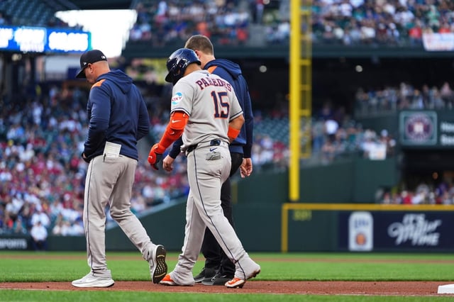 Isaac Paredes (15), de los Astros de Houston, camina de regreso al dugout del equipo con una aparente lesión que sufrió después de correr a primera base en un sencillo frente a los Marineros de Seattle durante la tercera entrada del juego de béisbol de Grandes Ligas, el sábado 19 de julio de 2025, en Seattle. (AP Foto/Lindsey Wasson)