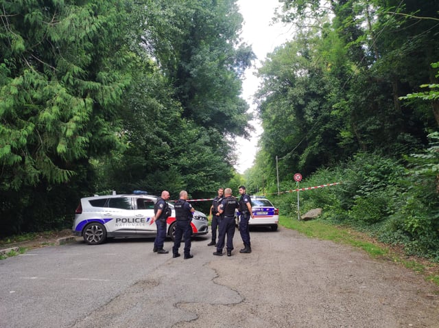 Les policiers barraient l’accès au parc toute la journée, pendant une battue.
