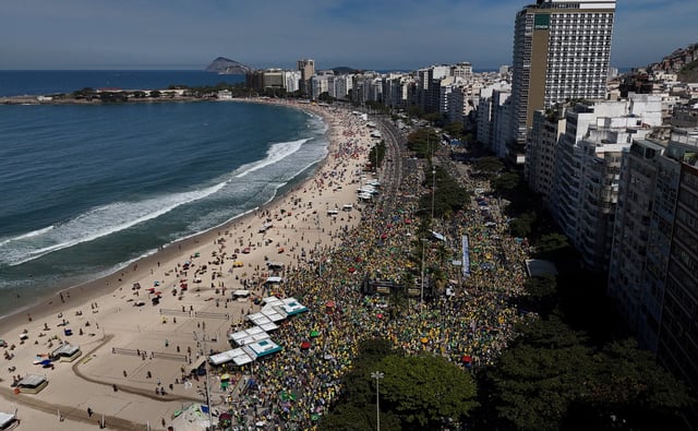 Une vue de drone montre des partisans de l’ancien président brésilien Jair Bolsonaro participant à une manifestation de soutien à Copacabana, à Rio de Janeiro, le 3 août 2025.